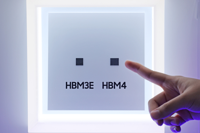 22일 서울 강남구 코엑스에서 열린 '반도체대전(SEDEX) 2025'에 마련된 삼성전자 부스에 6세대 고대역폭 메모리인 HBM4와 HBM3E 실물이 전시돼있다. 연합뉴스