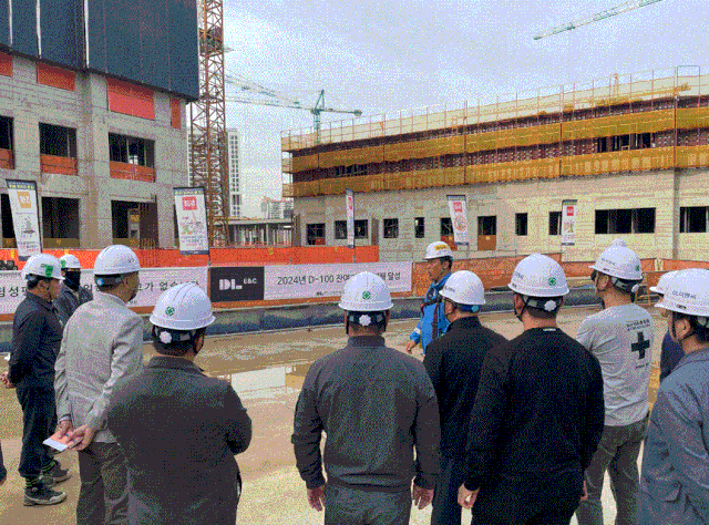 인천도시공사의 건설사업에 참여하는 중·소규모 지역업체 및 시공사, 감리단 등 업체 관계자들이 ‘건설업체 참여자 안전관리 역량강화’교육을 진행했다. 사진제공=인천도시공사