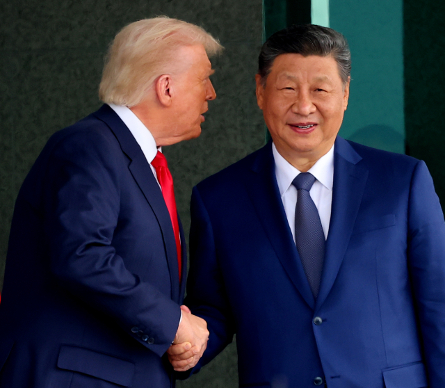 도널드 트럼프 미국 대통령과 시진핑 중국 국가주석이 30일 부산 김해공군기지 의전실 나래마루에서 미중 정상회담을 마친 뒤 회담장을 나서며 대화하고 있다. 연합뉴스
