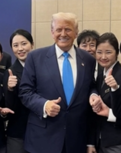 호텔 직원들과 기념 촬영한 트럼프 미국 대통령, 경주힐튼호텔 제공