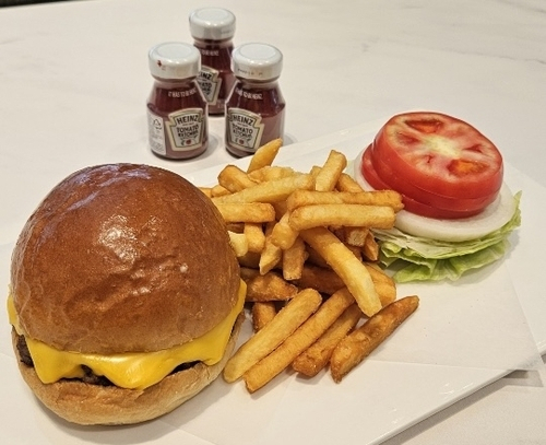 트럼프 대통령에게 제공된 치즈버거 재현.경주 힐튼호텔 제공