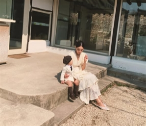문가비, '정우성 혼외자' 고백 1년 만에…훌쩍 큰 아들 공개