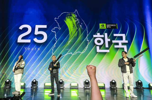 \젠슨 황 엔비디아 최고경영자와 이재용 삼성전자 회장, 정의선 현대차그룹 회장이 30일 서울 코엑스에서 열린 엔비디아의 그래픽카드(GPU) '지포스' 출시 25주년 행사에서 단상에 올라 팬들에게 선물을 나눠주고 있다. 연합뉴스