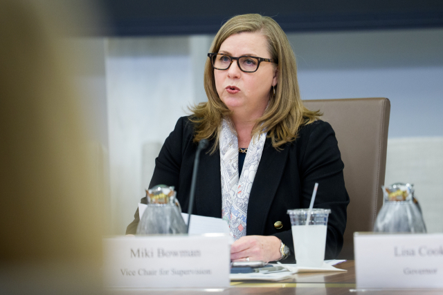 트럼프식 금융 규제 완화 속… 美 연준, 감독 인력 30% 감축