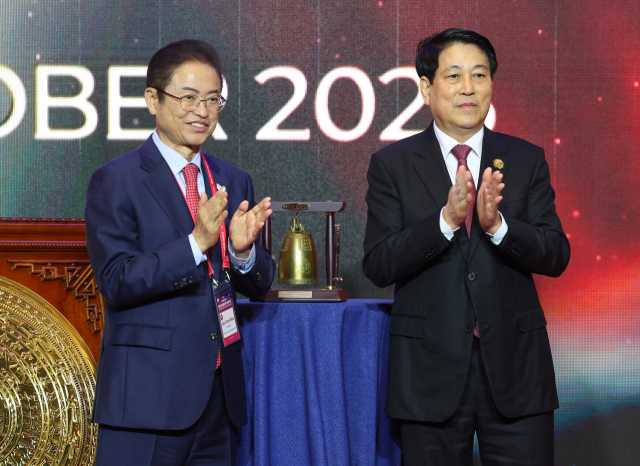 30일 경주에서 만남의 날 행사를 가진 르엉 끄엉(오른쪽) 베트남 국가주석과 이철우 경북지사. 사진제공=경북도