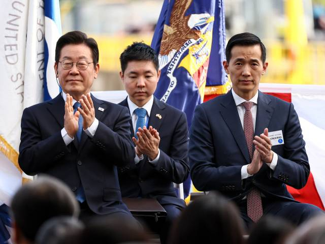 이재명 대통령과 김동관 한화그룹 부회장이 올 8월 26일(현지 시간) 미국 필라델피아의 한화 필리조선소에서 열린 ‘스테이트 오브 메인’호 명명식에서 박수를 치고 있다. 연합뉴스