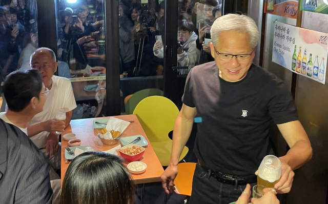 젠슨 황 엔비디아 최고경영자가 30일 서울 삼성동 한 치킨집에서 이재용 삼성전자 회장, 정의선 현대차그룹 회장과 치맥회동을 하던 중 옆 테이블 손님과 건배를 하고 있다. 연합뉴스