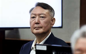 "김건희가 뭐냐" 발끈한 尹…구치소 나와 연이틀 재판 출석