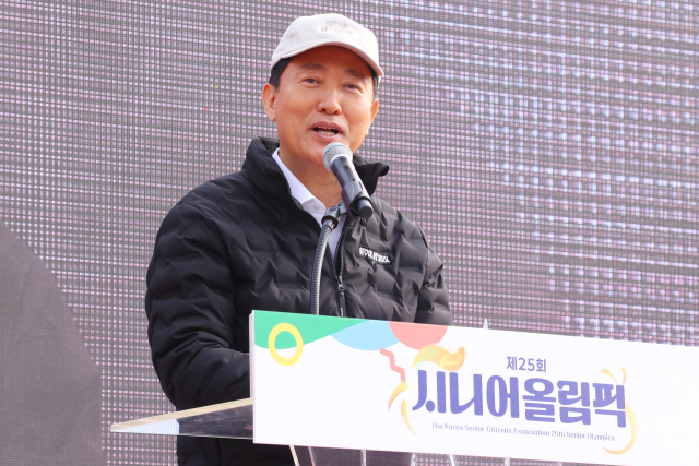 오세훈 서울시장이 31일 서울 용산구 효창운동장에서 열린 제25회 대한노인회 서울시연합회 시니어 올림픽 개회식에서 축사를 하고 있다. 연합뉴스