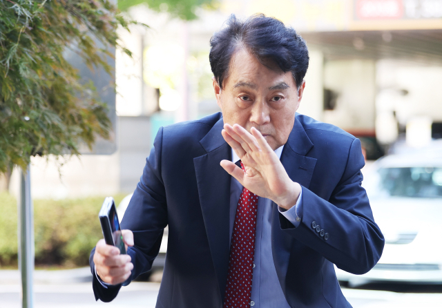 특정범죄 가중처벌 등에 관한 법률 위반(뇌물수수) 등 혐의로 사전구속영장이 청구된 하은호 군포시장이 15일 경기도 안양시 수원지방법원 안양지원에서 열린 구속 전 .피의자 심문(영장실질심사)에 출석하고 있다