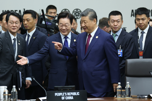 이재명 대통령이 31일 경주화백컨벤션센터(HICO)에서 열린 2025 APEC 정상회의 제1세션에서 시진핑 중국 국가주석과 입장하고 있다. 연합뉴스