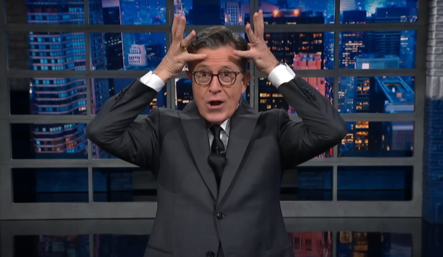 CBS의 간판 심야 토크쇼 ‘레이트 쇼(The Late Show)’를 진행하는 스티븐 콜버트가 방송 중 머리에 왕관을 쓰는 시늉을 하고 있다. 사진=CBS ‘더 레이트 쇼’ 방송 캡처