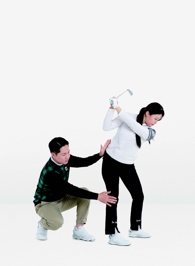 백스윙 때 오른쪽 골반은 위로 올라가고, 오른 무릎은 살짝 펴져야 한다.