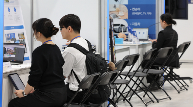 21일 서울 강서구 코엑스 마곡에서 열린 '2025 상생협력 채용박람회'를 찾은 구직자들이 기업상담을 받고 있다. 기사 이해를 돕기 위한 사진. 뉴스1