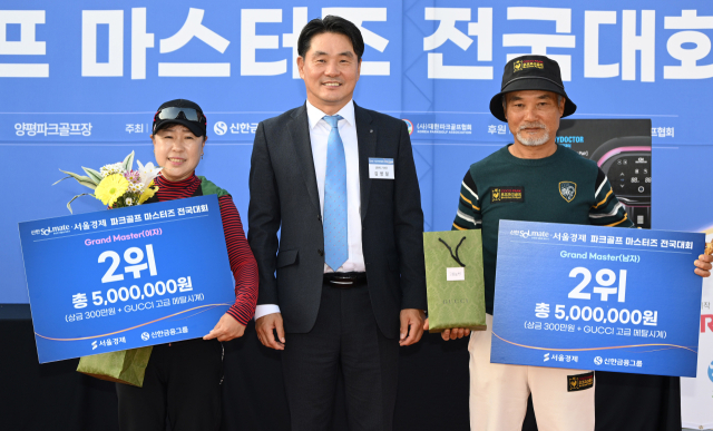 31일 경기 양평군 강상면 양평파크골프장에서 열린 '2025 신한쏠메이트·서울경제 파크골프 마스터즈 전국대회' 시상식에서 2위 수상자들이 김영일 신한카드 부사장과 기념 촬영을 하고 있다. 양평=오승현 기자