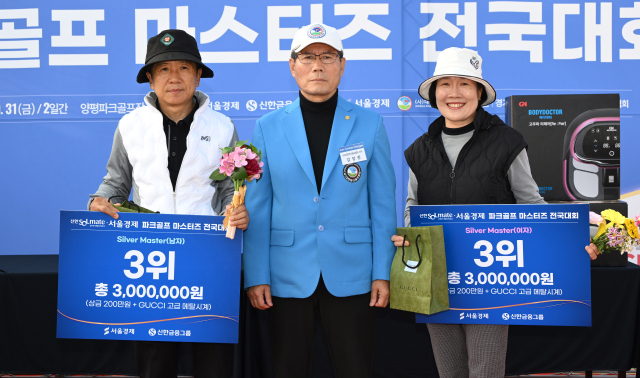 31일 경기 양평군 강상면 양평파크골프장에서 열린 '2025 신한쏠메이트·서울경제 파크골프 마스터즈 전국대회' 시상식에서 3위 수상자들이 강창준 (사)대한파크골프협회 이사와 기념 촬영을 하고 있다. 양평=오승현 기자