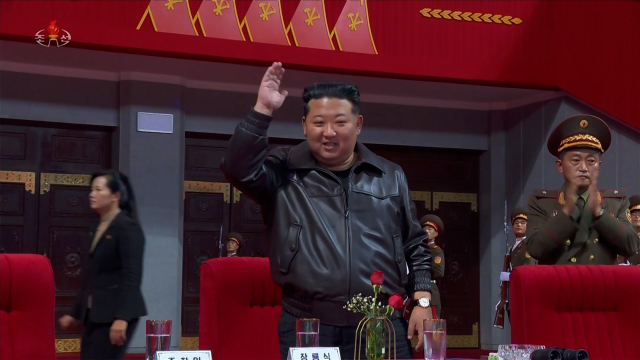 북한 김정은이 10월 12일 노동당 창건 80주년 경축 행사에서 손을 흔들고 있다. 연합뉴스