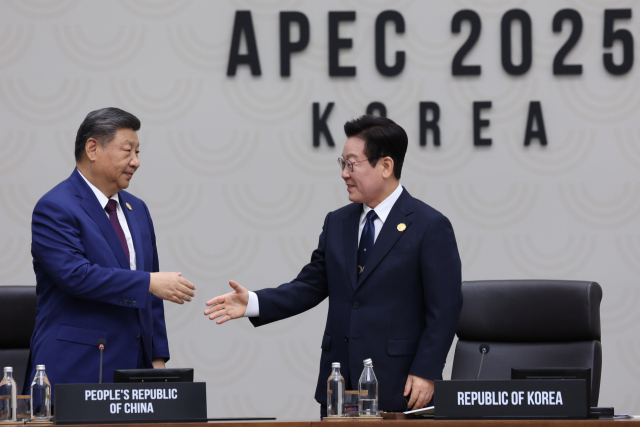 李대통령, 시진핑에 APEC 의장국 지위 인계…"한반도 평화" 강조