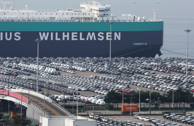 10월 0일 경기도 평택항에 수출용 자동차가 세워져 있다. 연합뉴스.