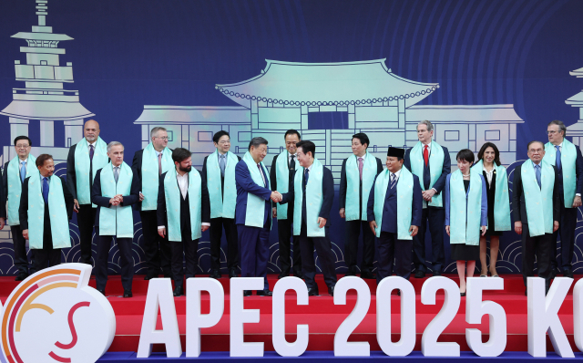 이재명 대통령, APEC 정상들과 기념 촬영. 연합뉴스