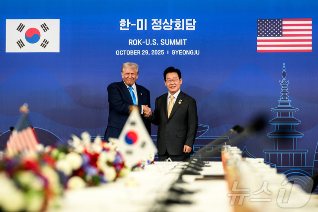 이재명 대통령과 도널드 트럼프 미국 대통령이 지난 29일 한미정상회담 장소인 국립경주박물관에서 만나 악수하고 있다. 경주=뉴스1