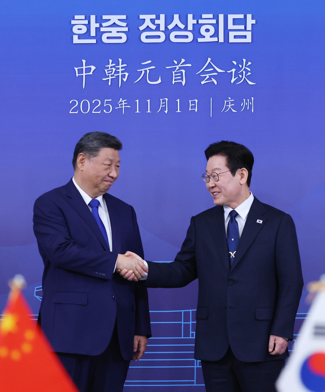 이재명 대통령과 시진핑 중국 국가주석이 1일 경북 국립경주박물관에서 한중 정상회담에 앞서 악수하고 있다. 연합뉴스