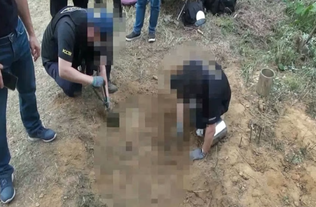 2019년 6월 경기 오산시 내삼미동 한 야산에서 경찰이 백골 시신을 발굴하고 있다. 사진 제공=경기남부지방경찰청