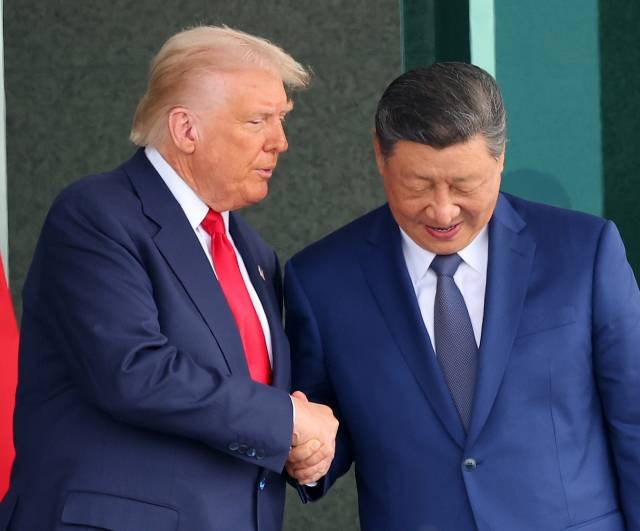 도널드 트럼프 미국 대통령과 시진핑 중국 국가주석이 지난 30일 부산 김해공군기지 의전실 나래마루에서 정상회담을 마친 뒤 회담장을 나서며 악수하고 있다. 연합뉴스