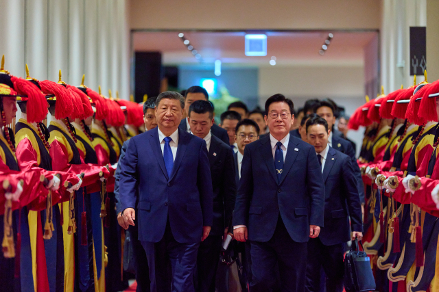이재명 대통령과 시진핑 중국 국가주석이 1일 경북 경주 소노캄에서 열린 국빈만찬에 입장하고 있다. 연합뉴스