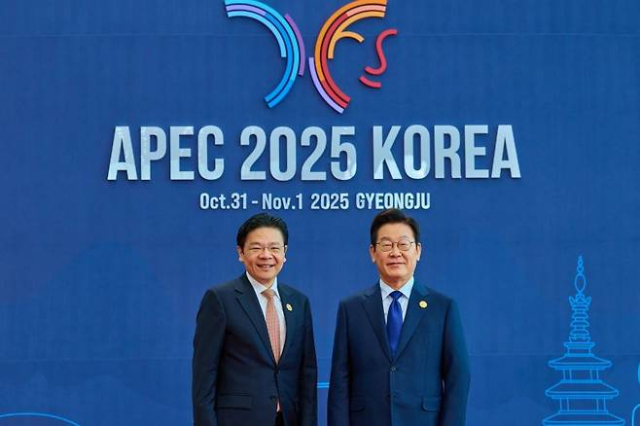 이재명 대통령이 지난달 31일 경북 경주화백컨벤션센터(HICO)에서 열린 2025 아시아태평양경제협력체(APEC) 정상회의에서 로런스 웡 싱가포르 총리를 맞이하고 있다. 연합뉴스