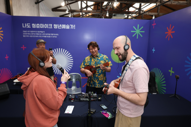 외국인들이 K팝 연주와 노래를 체험하고 있다. 사진 제공=지역문화진흥원