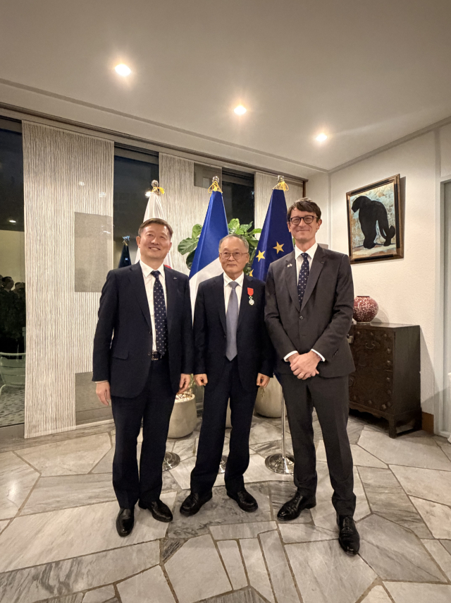 이상률(가운데) 전 한국항공우주연구원장이 지난달 28일 서울 서대문구 주한프랑스대사관에서 ‘레지옹 도뇌르’ 훈장 수여식을 가진 후 이상철(왼쪽) 항우연 원장, 필립 베르투 주한프랑스대사와 기념촬영을 하고 있다. 사진 제공=한국항공우주연구원