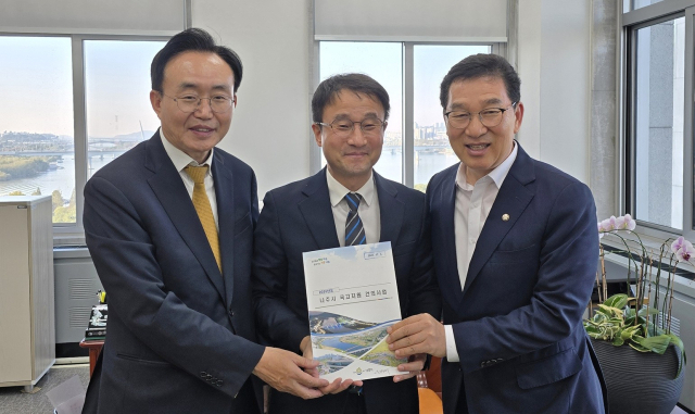 윤병태(왼쪽부터) 나주시장은 지역 핵심 현안 사업의 국비 확보를 위해 지난 3일 국회를 방문, 한병도 예산결산특별위원장, 신정훈 행정안전위원장을 만나 협조를 요청했다. 사진 제공=나주시