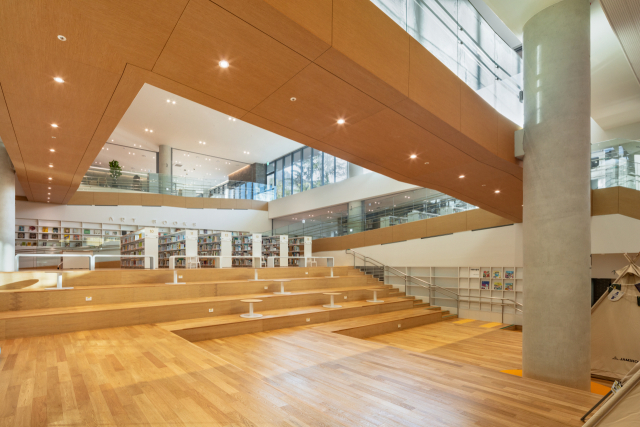 주례열린도서관 내부의 모습. 천장 흡음패널을 충분히 사용해 소음 문제를 해결했다. 사진 제공=스튜디오 BA·사진작가 신경섭