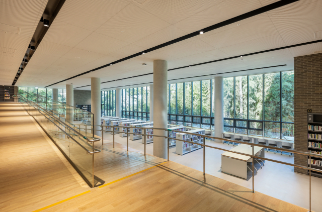 주례열린도서관 내부의 열람실. 주된 동선을 나무로 마감했고, 친밀한 소통 거리를 유지할 수 있도록 한 점이 특징이다. 사진 제공=스튜디오 BA·사진작가 신경섭