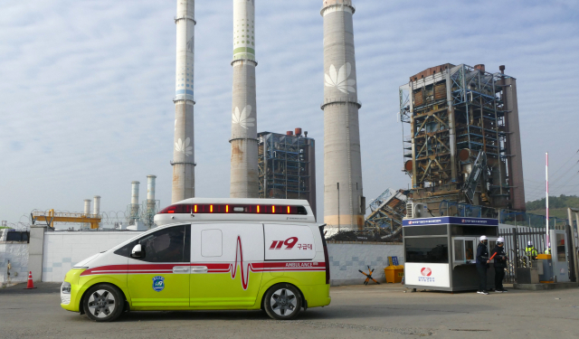 7일 오전 한국동서발전 울산화력발전소에서 발생한 붕괴사고로 인한 첫 사망자가 병원으로 이송되고 있다. 울산=장지승기자