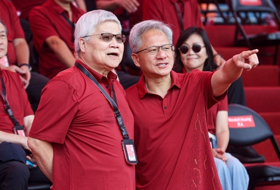 8일(현지시간) 대만 신주(新竹)에서 열린 TSMC 연례 체육대회 현장에서 젠슨 황 엔비디아 최고경영자(CEO·오른쪽)와 웨이저자(魏哲家) TSMC 회장이 대화를 나누고 있다. AFP연합뉴