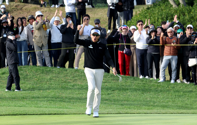 마지막 홀 버디 퍼트로 우승을 결정짓는 박상현. 사진 제공=KPGA
