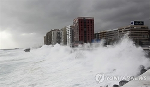 "나가지 마" 경고에도…산책하던 관광객 3명 '괴물 파도'에 휩쓸려 숨져