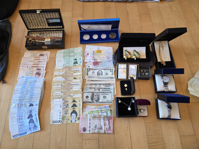 가택수색에서 나온 수색물품들이 정리돼 있다. 사진제공=서울시