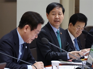  수출·환율 불안 커지는데 반도체법·K스틸법 처리 왜 늦추나