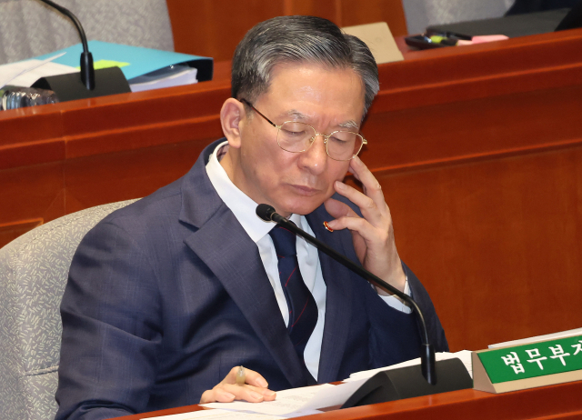 정성호 법무부 장관이 12일 서울 여의도 국회에서 열린 예산결산특별위원회 전체회의에 출석해 자료를 살펴보고 있다. 뉴스1