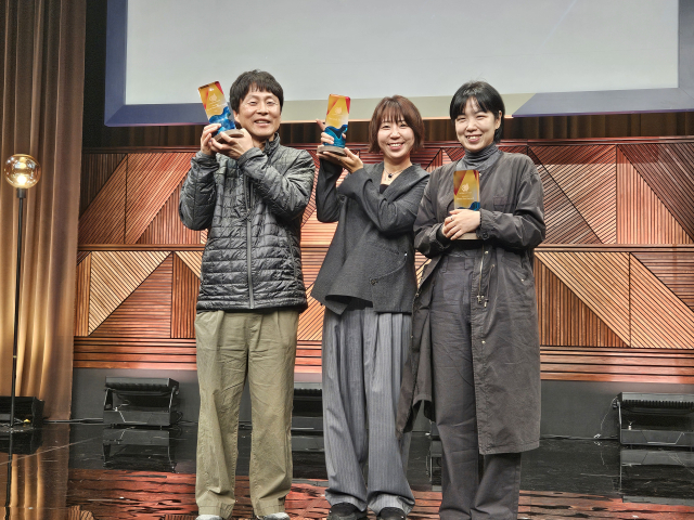 콘진원은 8일 ‘제27회 디지콘6 아시아 본선 어워드’에서 정다희 감독 '옷장 속 사람들' 그랑프리 , 정유미 감독 '안경' 은상(베스트 아트), 전영찬 감독 '동상' 은상(베스트 스토리)을 각각 수상했다. 왼쪽부터 전영찬 감독, 정다희 감독, 정유미 감독. 사진 제공=콘진원
