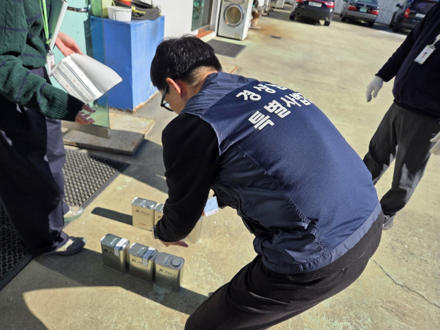 경상남도 특별사법경찰이 석유 유통·판매업소를 단속하고 있다. 사진 제공=경남도