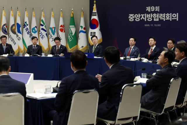 이재명 대통령이 12일 서울 용산 대통령실에서 열린 중앙지방협력회의에서 참석자의 발언을 듣고 있다. 연합뉴스