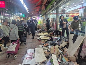 대낮 부천 전통시장서 1톤 트럭 돌진… "37년 장사하며 이런 사고 처음"