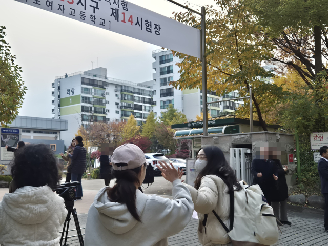 대학수학능력시험이 열리는 13일 서울 영등포구 여의도여고 시험장으로 학생들이 인사를 나누며 들어가고 있다. 정유나 기자