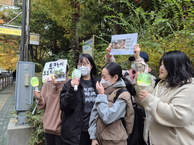 13일 오전 서울 여의도여자고등학교 앞에서 응원봉을 들고 동료를 응원하고 있는 아이돌 팬들. 정유나 기자