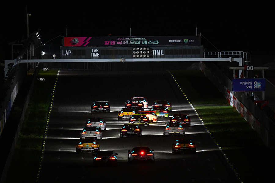 인제스피디움에서 열린 슈퍼레이스의 나이트 레이스. 사진: 김학수 기자