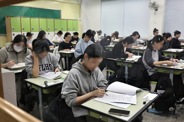 2026학년도 대학수학능력시험이 치러진 13일 오전 광진구 광남고에 마련된 서울시교육청 제20시험지구 제3시험장에 입실을 완료한 수험생들이 막바지 점검을 하고 있다. 사진공동취재단